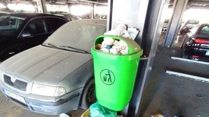 Inaugurată anul trecut, parcarea de tip park&ride de la Pantelimon făcută de Primăria Capitalei cu 13 milioane de euro zace plină de deşeuri, vandalizată şi ocupată de maşini abandonate. Motiv de contre între Primăria Capitalei şi Primăria Sectorului 2