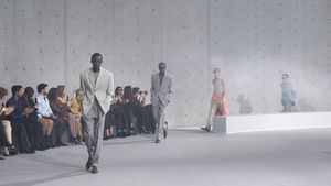 Saint Laurent primăvară-vară 2027 la Paris: cum renunță Anthony Vaccarello la negrul care a definit casa