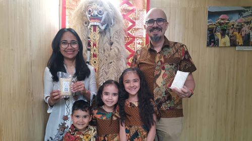 Comunitatea indoneziană din Timișoara crește: povești de viață, familii mixte și realități din spatele „visului asiatic” / ”Sunt români care merg să-și caute neveste cu 30 de ani mai tinere decât ei”