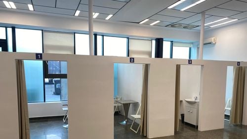 Dominic Fritz: În Timișoara vor fi operaţionale, pentru început, numai două centre de vaccinare anti-COVID-19, având în vedere că numărul de doze alocate este foarte redus