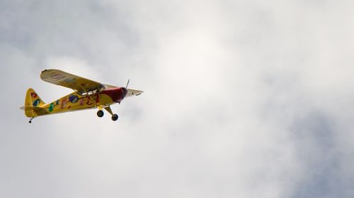 Lecție de zbor extremă: un instructor din Argentina s-a aruncat din avion în timpul unui zbor de antrenament/ Eleva sa (22 de ani) a reușit să aterizeze singură avionul