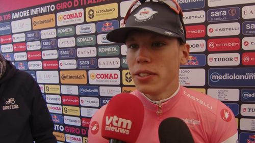 VIDEO | Primul tricou roz din Giro D'Italia: Paul Magnier, victorie în etapa de debut din Bulgaria / Accident serios în ultimul kilometru