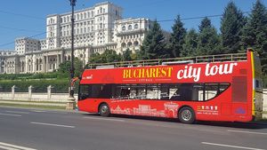 Linia turistică „Bucharest City Tour" intră în funcţiune de luni / Un bilet costă 70 de lei și ajunge, printre altele, la Piaţa Victoriei, Piaţa Romană și Bulevardul Unirii