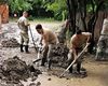FOTO Reacțiile românilor după ce 34 de militari ai Batalionului 21 Vânători de Munte au intervenit în Bușteni pentru a-i ajuta pe oameni să își curețe casele și curțile / „Acum sunt buni, mâine, poimâine sunt huiduiți. Binele se uită repede”  /  „Ca întotdeauna, armata la muncă. Putorile stau la distanță și comentează. Așa a fost mereu”
