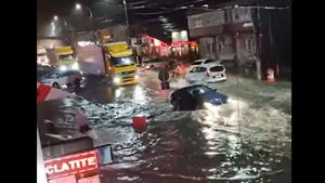 VIDEO Rupere de nori în Bușteni. Străzile au fost inundate de o ploaie puternică, canalizările nu au mai făcut față