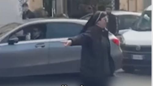 VIDEO O călugăriță în teniși dirijează traficul la Roma /  Sătulă de haos, înjurături și claxoane a făcut ordine: „Joc rolul polițistului rutier”
