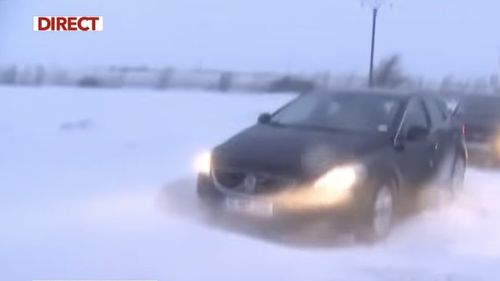 Vrancea: Zeci de mașini au rămas blocate pe DN24, între Tişiţa şi limita cu judeţul Galaţi din cauza ninsorii şi viscolului