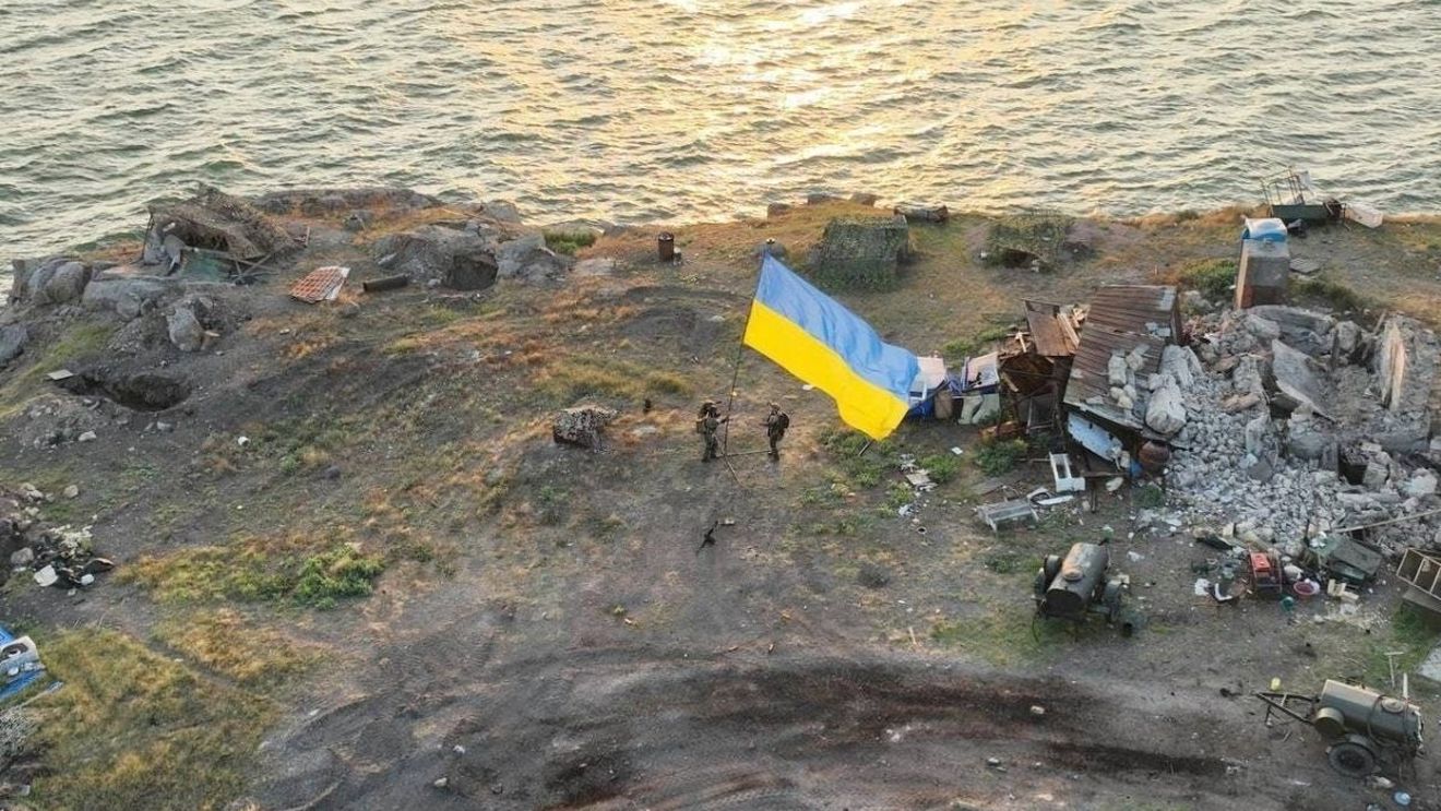 Rusia confirmă că a atacat din nou cu rachete Insula Șerpilor și susține că a ucis mai mulți miliari care încercau să arboreze steagul Ucrainei pe insulă
