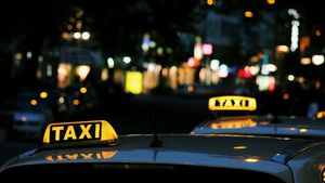 Zeci de amenzi date de poliţişti în urma unor verificări privind transportul în regim de taxi sau alternativ, în aeroporturile civile din România/ Printre scopurile acţiunii, eliminarea pirateriei şi diminuarea concurenţei neloiale