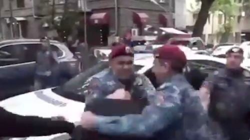 Poliția armeană arestează 151 de manifestanți care protestau împotriva transferului de terenuri către Azerbaidjan