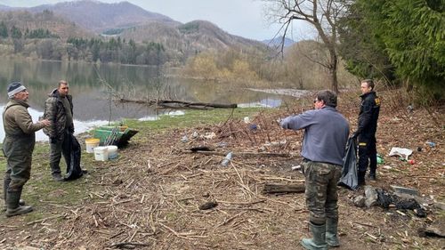 Voluntarii maramureșeni au scos 100 de saci cu deșeuri după curățarea gunoaielor din lacul Firiza