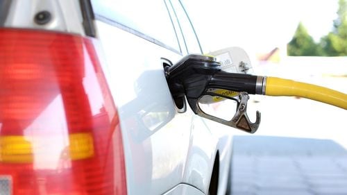 GRAFIC România are a doua cea mai scumpă piaţă pentru carburanţi dintre toate ţările vecine. Regimul nostru fiscal ne poate duce în timp în afara marilor rute internaţionale de transport