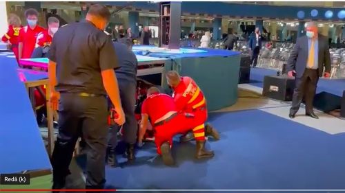VIDEO Accident la Congresul PNL: Un delegat s-a urcat pe scenă să facă o poză și a căzut, fiind preluat de un echipaj SMURD
