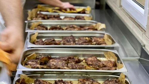 Adrian Hădean gătește pentru refugiați, în vama Sighet și în București, un proiect social cu mai mulți parteneri din public și privat