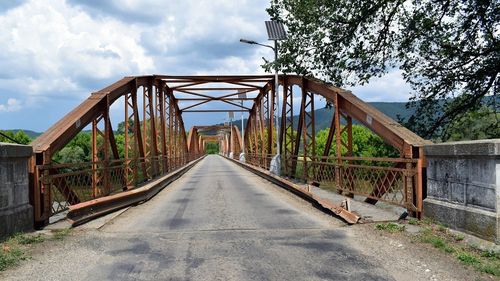 Autoritățile din Arad au descoperit că podul de la Săvârșin este degradat, după ce debitul Mureșului a scăzut / Restricții de tonaj în zonă