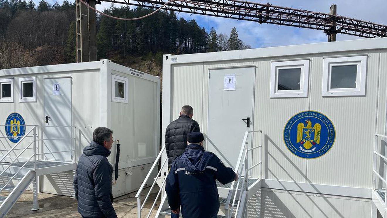 Oamenii din Aninoasa, afectați de cutremurele din 2023, așteaptă încă noile locuințe / Ei locuiesc în continuare în containere modulare
