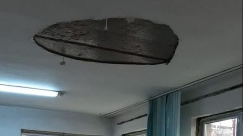 O bucată din tavanul unui birou de la Poliţia de proximitate din IPJ Botoșani s-a prăbuşit. Un polițist se afla în încăpere, dar nu a fost rănit