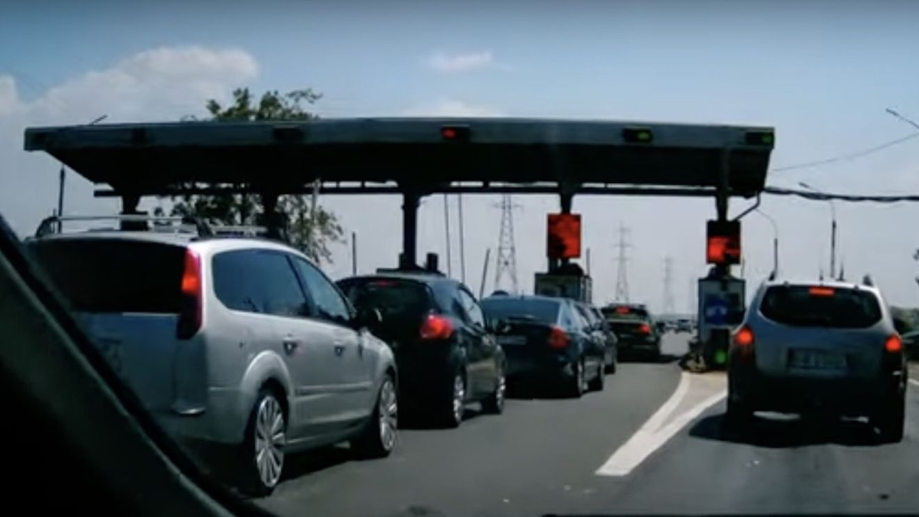 Polițiștii din Ialomița au folosit focuri de armă pentru a-l opri pe un șofer care avea permisul de conducere anulat și care a forțat trecerea prin Stația de taxare Giurgeni-Vadu Oii, distrugând o barieră