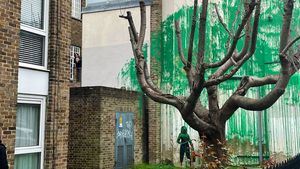O nouă pictură murală apărută peste noapte în Londra stârnește speculații despre artistul misterios Banksy