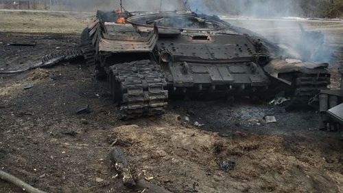 CNN: Armata rusă construiește parapete din pământ pentru a-și proteja tancurile și echipamentele aflate lângă Kiev