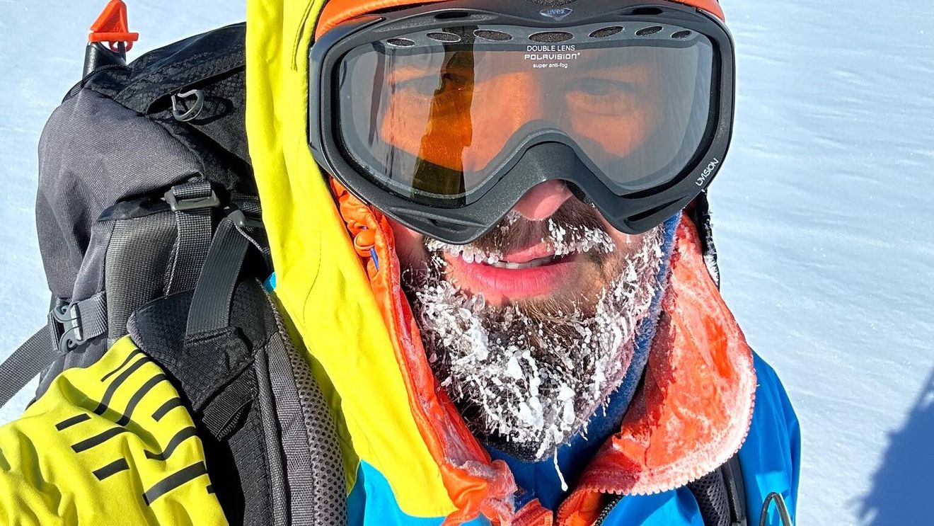 Alpinistul Adrian Ahriţculesei a ajuns şi la Polul Sud după ce a cucerit Mount Vinson, performanţă unică pentru un român în Antarctica