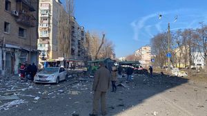 Zelenski dezvăluie că racheta balistică nord-coreeană care a ucis 12 persoane la Kiev avea componente americane. ”Conţinea cel puţin 116 componente provenind din alte ţări, dintre care majoritatea, din nefericire, au fost fabricate de către întreprinderi americane”