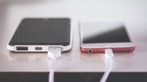 500 de telefoane mobile de 850.000 de euro pentru 100 de angajați ai Primăriei Cisnădie (Sibiu) / Fostul primar e amenințat de noul primar cu dosare penale:  „Cum, când eu am făcut sesizarea?”