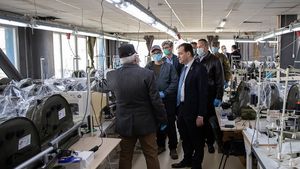 VIDEO Ministrul economiei, Virgil Popescu: Astăzi a început producția primelor măști în România! În scurt timp vor produce 150.000 de măști pe zi, iar din data de 15 aprilie se va ajunge la 500.000 de bucăți pe zi