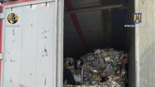 UPDATE DIICOT face 44 de percheziții în București și patru județe din vestul țării într-un dosar de contrabandă cu deșeuri/ Peste 1500 de tone de gunoaie ar fi ajuns ilegal în țară/ Cum arătau transporturile (galerie foto)