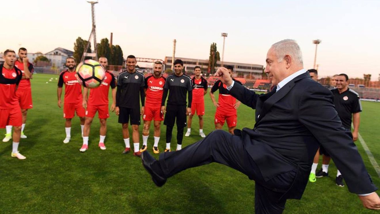 Fiul lui Netanyahu a declarat pentru un post de radio din Israel că protestele ”îl amuză pe tatăl său și îi dau putere”