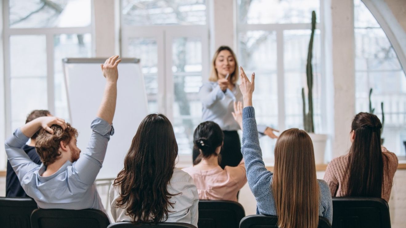 Ce le spui, ca profesor, tinerilor care nu au încredere în politică sau nu știu cu cine să voteze? Set de materiale didactice despre importanța și impactul alegerilor europene