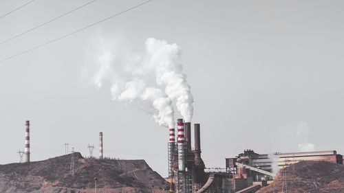 Emisiile de gaze cu efect de seră din industrie au scăzut în 2023 în România, dar cele din gospodării au crescut