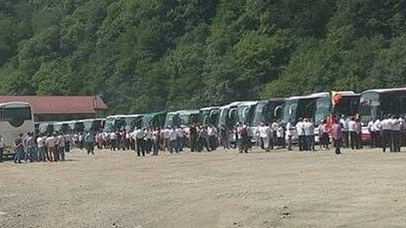 FOTO Zeci de autocare cu PSD-iști pe Valea Oltului