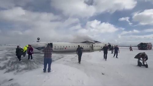 Compania Delta oferă 30.000 de dolari pasagerilor avionului care s-a răsturnat la Toronto