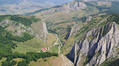 VIDEO Cheile Vălișoarei, minunățiile din Munții Trascău: creste din calcar și peisaje care îți taie respirația. Aici se află Castelul Templul Cavalerilor