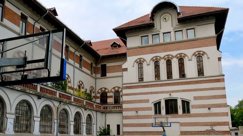 Peste 50 de elevi și profesori evacuați de la Colegiul Național „Mihai Viteazul”. Directoarea Zaschievici anunță anchetă internă: Copiii au început să tușească, nu știm cine a pulverizat