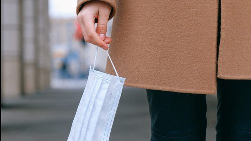 Instanța Supremă trebuie să decidă dacă furtul comis de persoana care poartă masca obligatorie este infracțiune calificată sau simplă/ Sesizarea, după ce un bărbat care purta mască a furat un iPhone dintr-un magazin