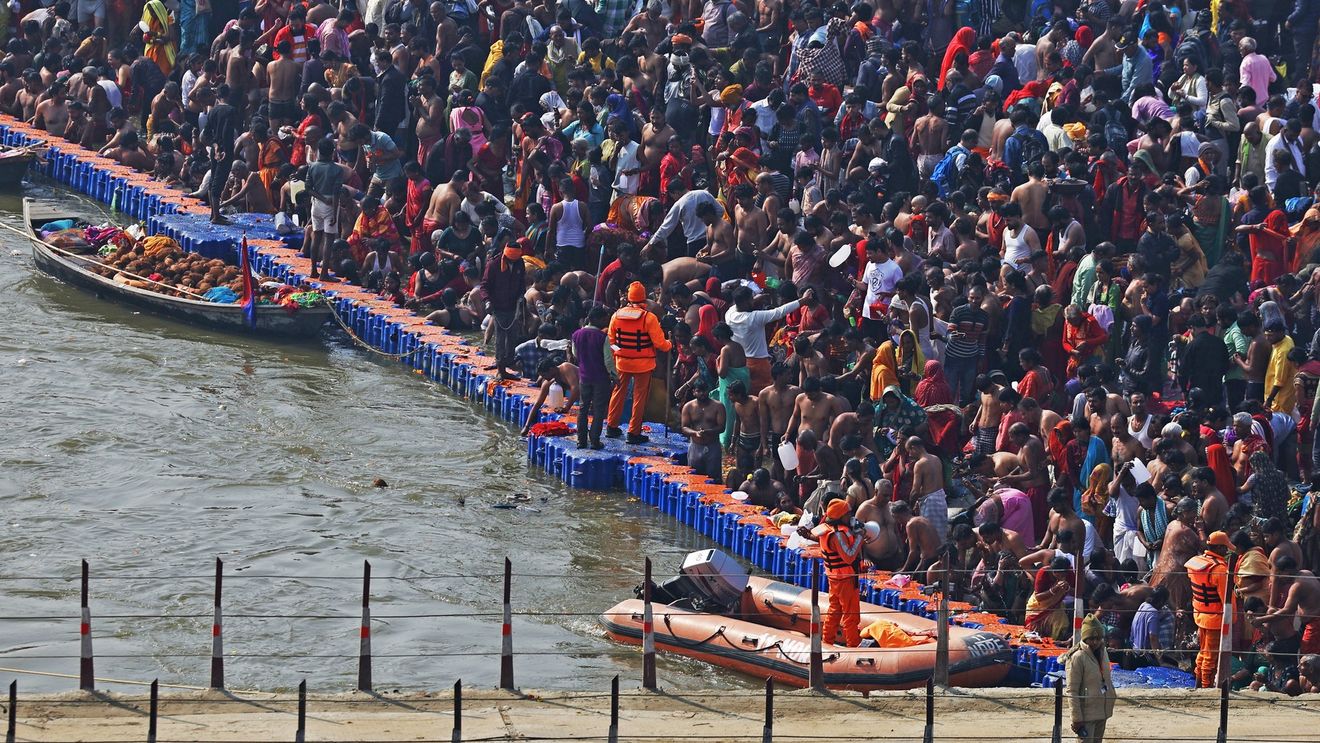Mai multe persoane au fost ucise într-o busculadă la cea mai mare adunare religioasă din lume, care se desfășoară în India