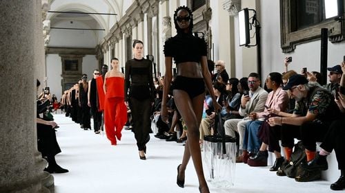 Cine mai dictează moda? De la podium la platformele sociale: cum s-au schimbat canalele de influență în ultimul deceniu