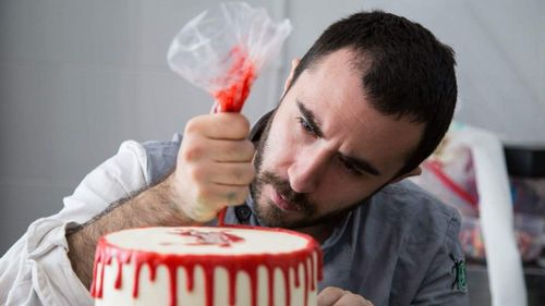 VIDEO Visul unui cofetar: Cezar, absolventul de Turism care a învăţat din pasiune să facă torturi cu sprijinul prietenilor care îi plăteau ingredientele, a ajuns să aibă propriul laborator