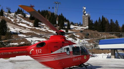 Un schior accidentat pe pârtia de pe Muntele Mic, dus la spital cu elicopterul / Este prima misiune de salvare a elicopterului SMURD de la Punctul de Operare Aeromedicală Caransebeș