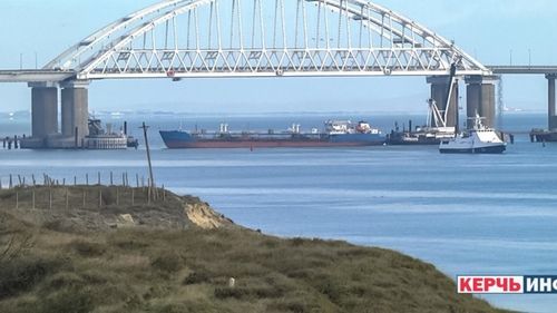 Pata de petrol scursă în strâmtoarea Kerci a ajuns pe coasta Mării Azov, în Ucraina ocupată