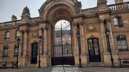 Ilie Bolojan va fi primit de președintele Macron la palatul Elysée