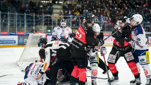 Un meci de hochei pe gheață între SUA și Canada a început cu trei lupte în primele nouă secunde