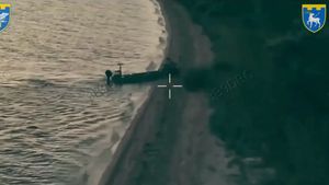 VIDEO | Premieră mondială pe frontul din Ucraina: Un robot cu mitralieră a fost transportat de o dronă navală într-o zonă controlată de Rusia