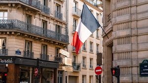 Emmanuel Macron a modificat drapelul francez: Albastrul de pe drapel se apropie mai mult de bleumarin, pe când înainte avea o nuanţă cobalt