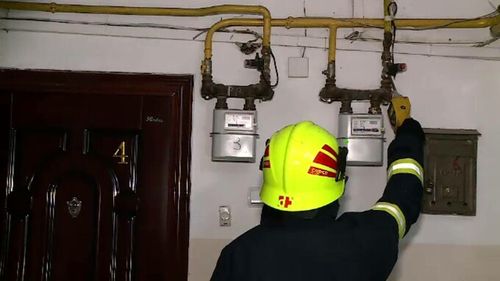 Explozie la un bloc din Râmnicu Sărat, cel mai probabil din cauza acumulării de gaze