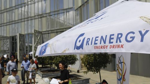 VIDEO Reclamă la o băutură energizantă la un eveniment pentru copii organizat de Agenția Națională pentru Sport. Oficial: Nu a fost intenționat, ne-au ajutat cu umbrele împotriva soarelui puternic