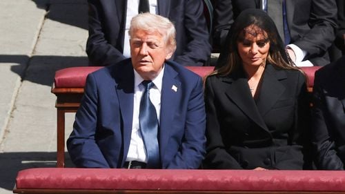 Costumul albastru al lui Donald Trump la funeraliile Papei (NYT)