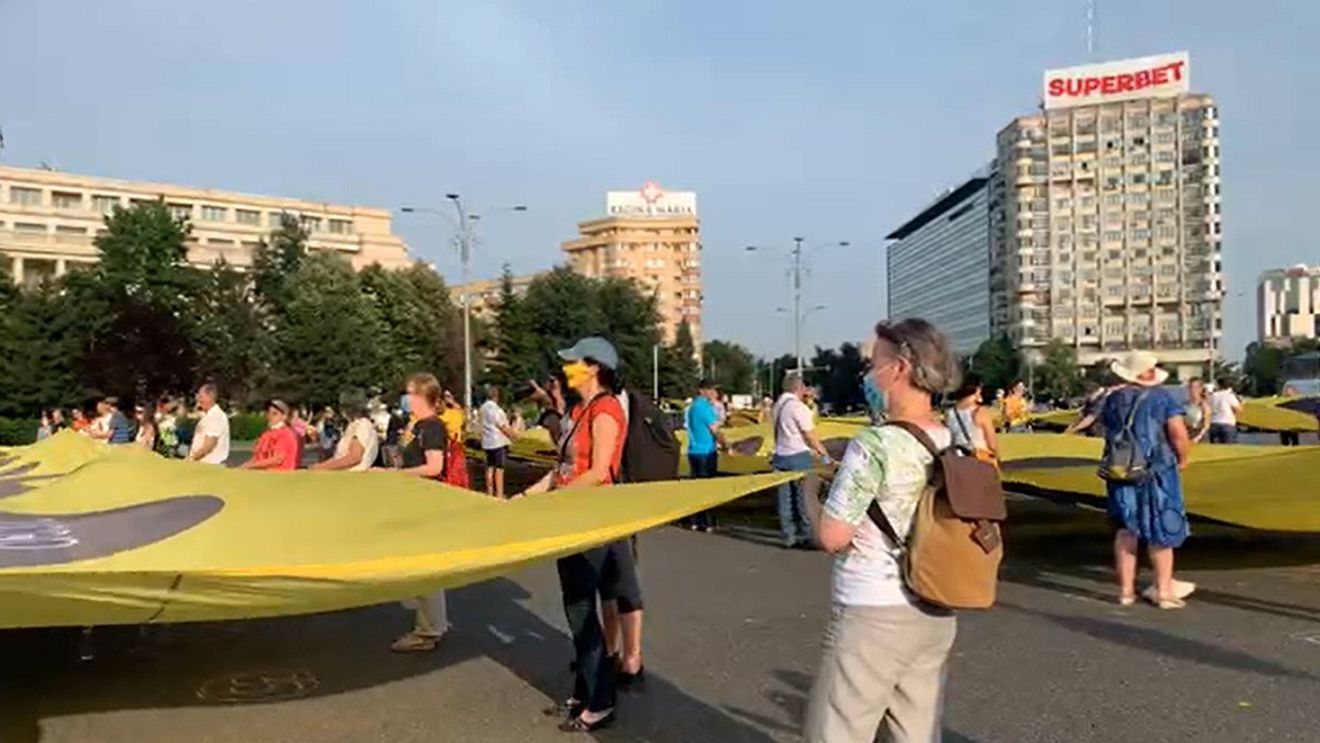 VIDEO Protest cu bannere uriașe în Piața Victoriei pentru tăierea pensiilor speciale